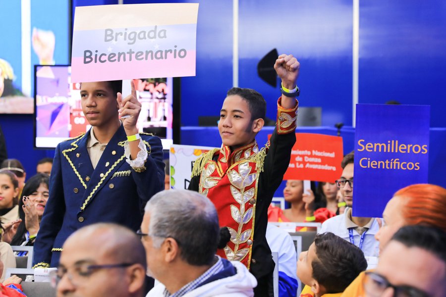 PsuvSF's tweet photo. En el Palacio del Pueblo junto a la muchachada, promulgué la Ley de Participación Estudiantil en el Subsistema de Ed Básica Un Acto muy bonito que abre las compuertas de los derechos democráticos de participación y decisión de los estudiantes de todo el país.

#SancionesAsesinas https://t.co/W6R40SEPiG