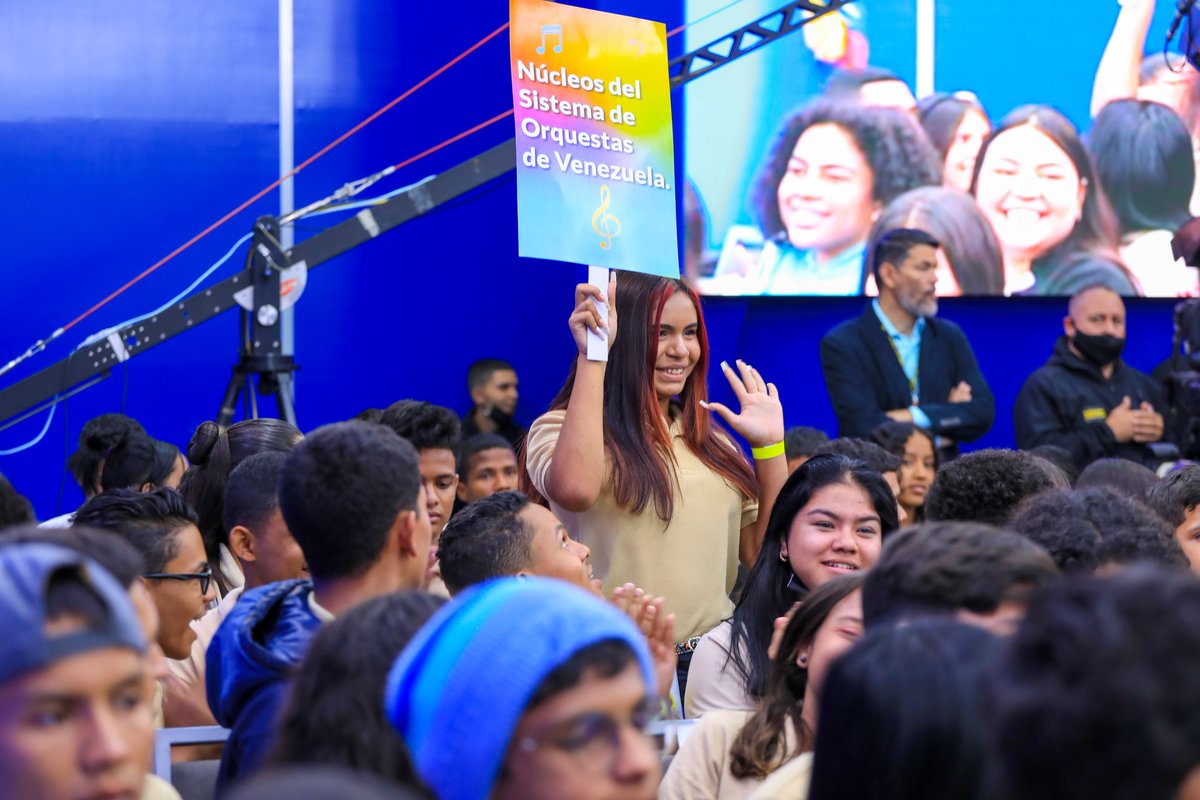 PsuvSF's tweet photo. En el Palacio del Pueblo junto a la muchachada, promulgué la Ley de Participación Estudiantil en el Subsistema de Ed Básica Un Acto muy bonito que abre las compuertas de los derechos democráticos de participación y decisión de los estudiantes de todo el país.

#SancionesAsesinas https://t.co/W6R40SEPiG