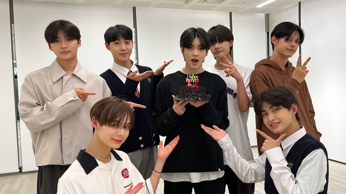 cortistwt_'s tweet photo. 220411

🐶: hyung what did you wish for?
🦋: can i say it?
🐶: do you want to keep it as a secret?
🦋: no just like.. lets debut!

#TraineeA https://t.co/bPlakV055s