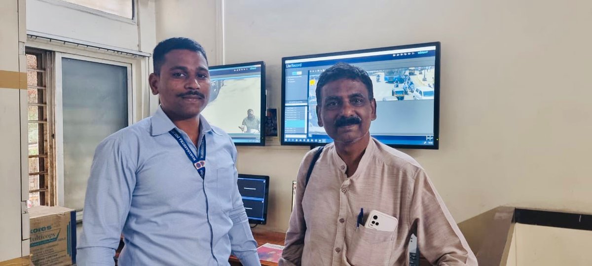 Preethi10532208's tweet photo. I lost my bag with gadgets in the auto during my Pune trip. A stranger auto man Milind helped guiding us with language. A main branch police (Arjun thorat) helped untiring to track the auto details thro’ cctv footages. Applause @MilindB59213793 and Police men @PuneCityPolice 👏🏻 https://t.co/xcwXgDmtid