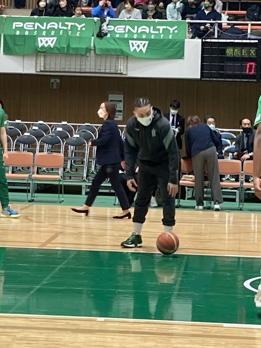 okasanyamasan's tweet image. アウェイ側に座ってたら🤷🏻‍♀️ポーズされちゃった😅 #横浜エクセレンス　#ブルズファミリー