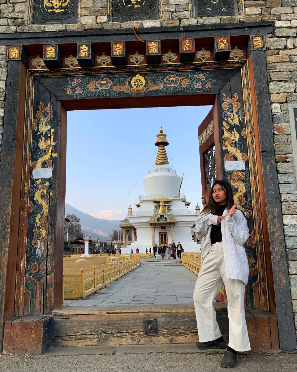Bhutan เขาว่ากันว่า land of happiness งั้นชาวสยามเมืองยิ้มขอมาพิสูจน์หน่อย…
(1) เกริ่นก่อนเลยจะเข้าภูฏานได้ไม่ใช่เรื่องง่าย ในแต่ละปีเขาจำกำหนดโควต้าจำนวนคนที่เข้าประเทศ และมีค่าธรรมเนียมการเหยียบประเทศ 200$ ต่อวัน+ค่าไกด์ท่องถิ่น และค่าเยี่ยมชมสถานที่ #sealinbhutan