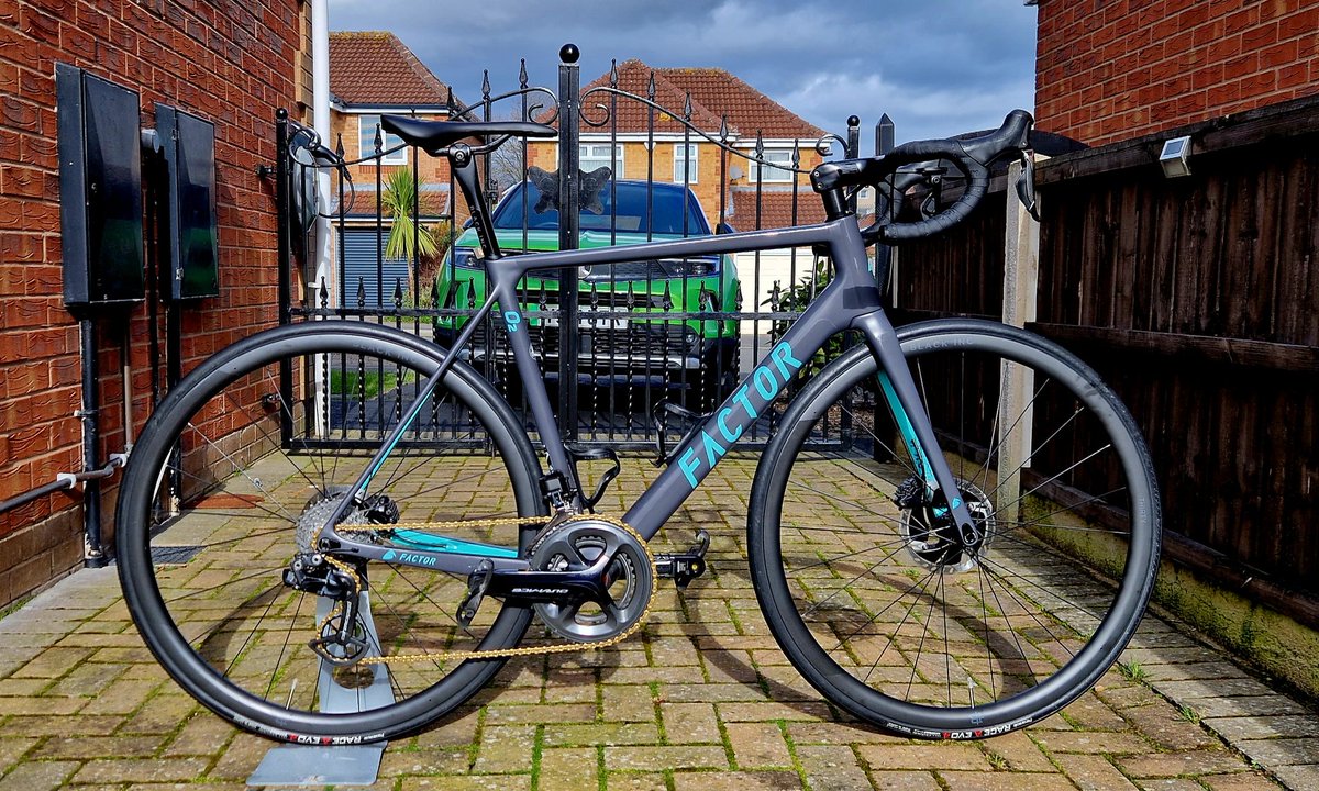 ro55ifumi's tweet photo. Waiting on salt free roads. @FactorBikes @viresvelo @WeAreCyclingUK @RoadmanCycling @SarahAnnEgan
#factorfriday #cycling https://t.co/OowpY6jrVh
