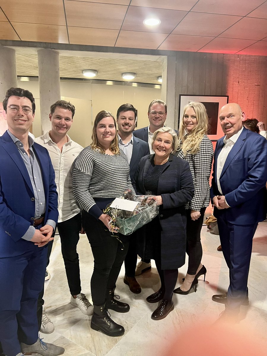 KoenBokhorst's tweet photo. Bed(Ank)t! 💐

Dank voor je inzet voor Almere, @BMAlmere !

Cadeautip: een bierpakket van de lokale brouwer @BrouwerijStijl #kooplokaal 

#moedigvoorwaarts #Almere #teamAlmeerseVVD https://t.co/QUVugRHphy