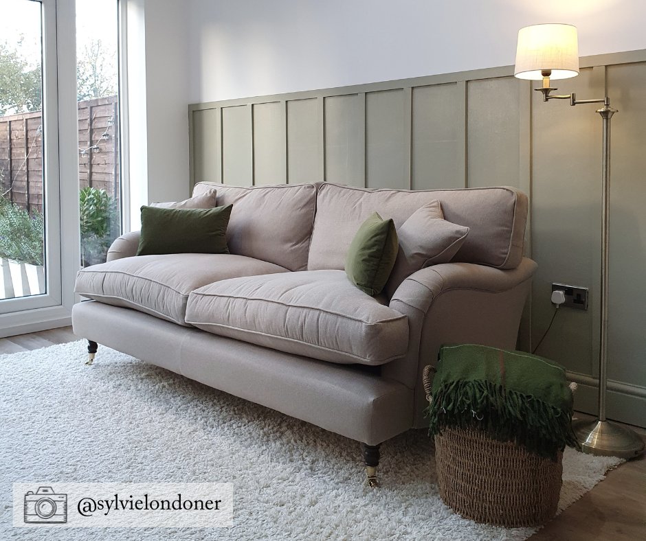 sofasandstuff's tweet image. Now doesn't this look cosy 😍 

We can just imagine enjoying a quiet five minutes with a cup of tea right here.

Discover our bestselling Alwinton for yourself ➡️ bit.ly/3EeXwIm

#BespokeFurniture #InteriorDesign #SofaShopping #HandmadeInBritain
