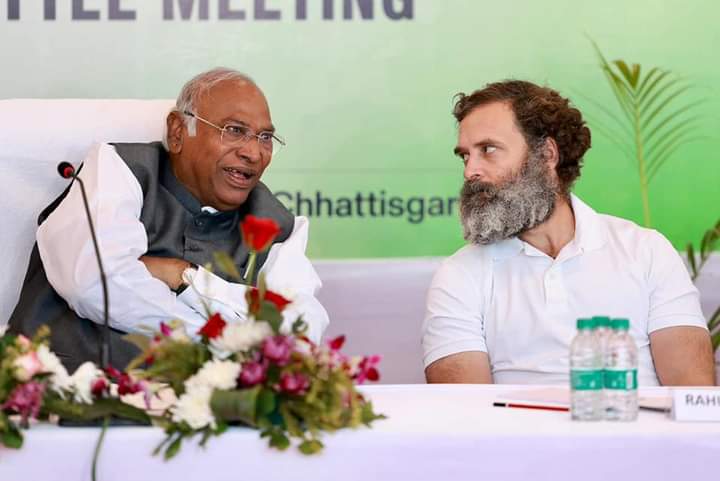 HimachalPMC's tweet photo. कांग्रेस का 85वां महाध‍िवेशन:

सब्‍जेक्‍ट कमेटी की मीट‍िंग में पहुंचे कांग्रेस अध्यक्ष श्री @kharge जी , CPP चेयरपर्सन श्रीमती सोनिया गांधी जी श्री @RahulGandhi जी https://t.co/DvQlW1VcVq