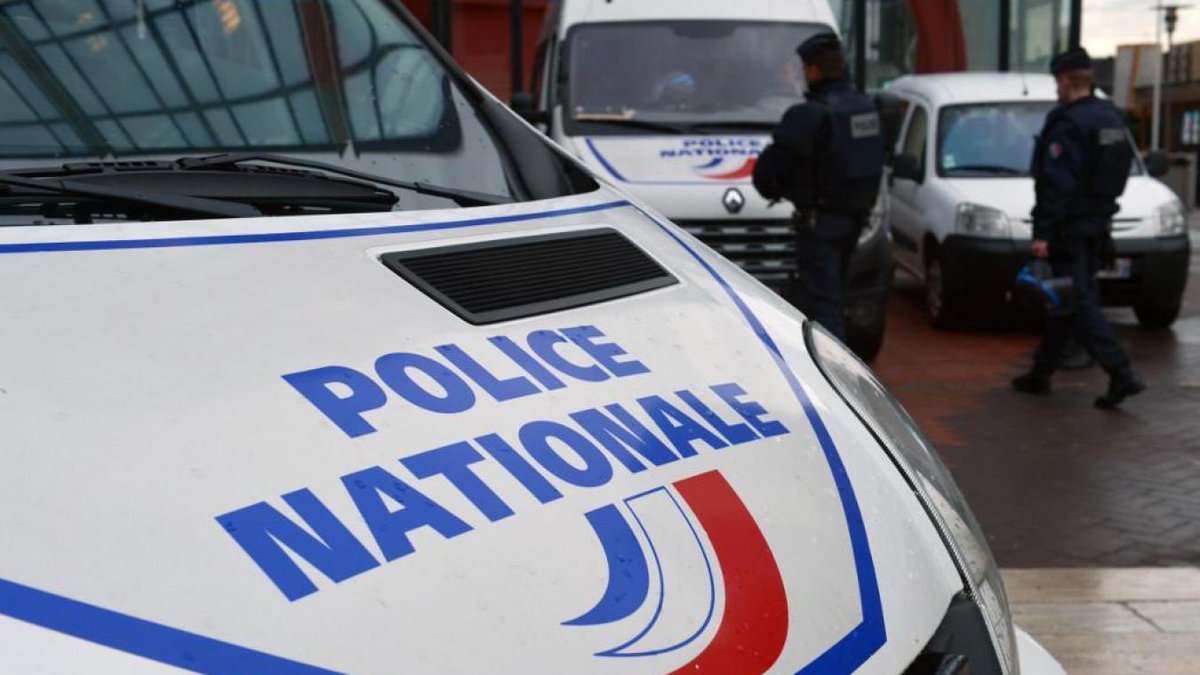 GossipRoomOff's tweet image. 🚨 Deux hommes ont tenté de voler le sac d'un usager à la gare de Maisons-Alfort ce jeudi soir. La victime s'est débattue et pendant l'altercation, a poussé un de ses agresseurs, le faisant tomber sur les voies. Le voleur a été mortellement percuté par un TGV. 🚔 (via BFMTV)