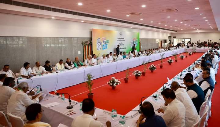 HimachalPMC's tweet photo. कांग्रेस का 85वां महाध‍िवेशन:

सब्‍जेक्‍ट कमेटी की मीट‍िंग में पहुंचे कांग्रेस अध्यक्ष श्री @kharge जी , CPP चेयरपर्सन श्रीमती सोनिया गांधी जी श्री @RahulGandhi जी https://t.co/DvQlW1VcVq