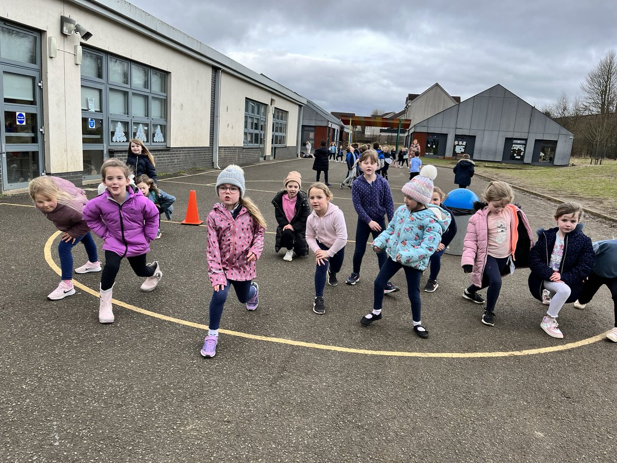 LorimerMiss's tweet photo. We worked hard in PE this week, focusing on different muscles and listening to our heart when we worked extra hard! 💪🏻 https://t.co/uG9JIGHc8N