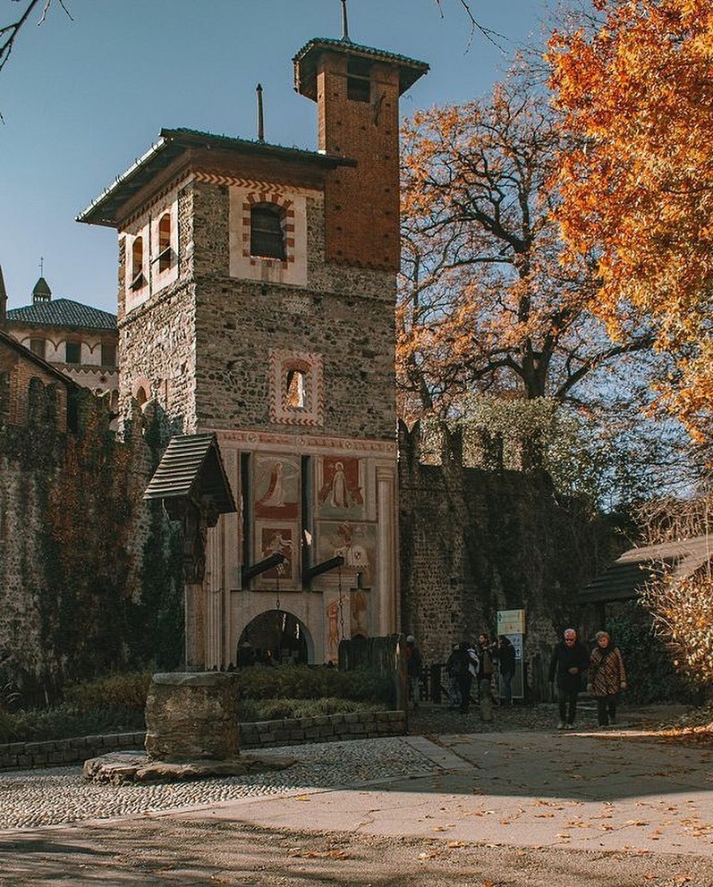 📍Borgo Medievale

Sapevi che il Borgo Medievale di Torino non è autentico? 

Si tratta infatti di una riproduzione fedele di un tipico borgo tardo medievale, costruita a metà degli anni ottanta in occasione dell'Esposizione generale italiana. 

📸 Foto di @archjov_ 

🔍 Selezi…