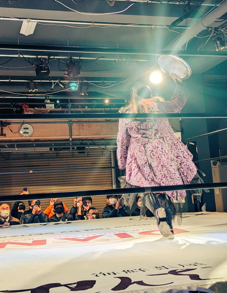 donvolcan's tweet photo. シャイニングオボンマスター!!
シルエットがカッコ良すぎる!!!
#佐藤綾子
#Obonmaster https://t.co/v60B7AycAf