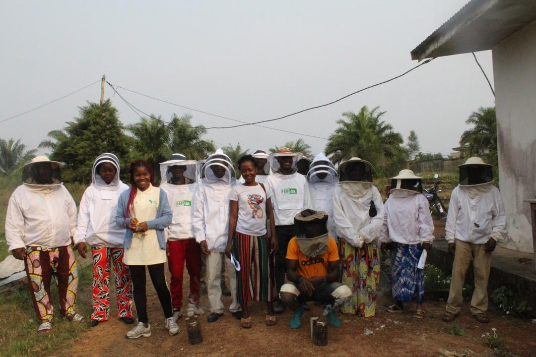 Les communautés des arrondissements de Campo, Niete et Akom II au Cameroun se forment en apiculture, ce qui leur permettra d'avoir des sources de revenu, nouvelles ou complementaires.