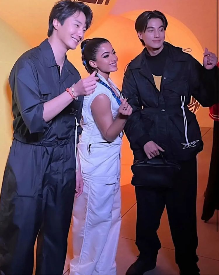 middaygujarati's tweet photo. Rashmika Mandanna attended Onitsuka Tiger's show at the Milan Fashion Week where she was photographed with South Korean actor #JungIl-woo, Thai actor Kanawut Traipipattanapong and content creator #RahiChadda

#Bollywood #rashmikamandanna 

https://t.co/hPdNP0rBMK https://t.co/m5zyqLXmx3