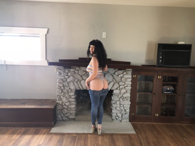 This time I snuck into an abandoned farm house in Oregon and took my clothes off🥰😍 https://t.co/5mpP