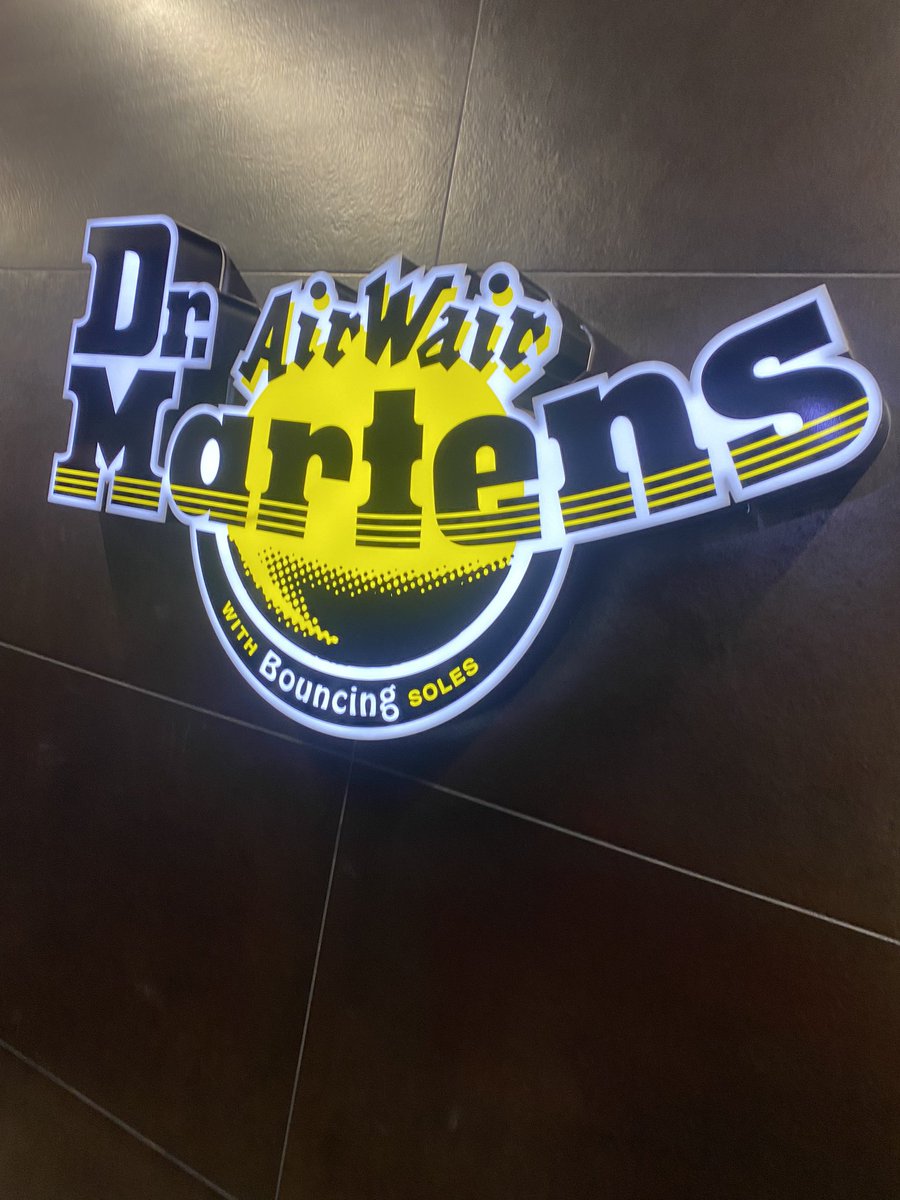 SlgBusiness's tweet photo. Y14 students met with @drmartens Director of Corporate Finance and Global Head of Reward yesterday! Fascinating insight into a global brand, their growth strategy &amp; sustainability @SLGBallymena https://t.co/6tcaYD05Mq