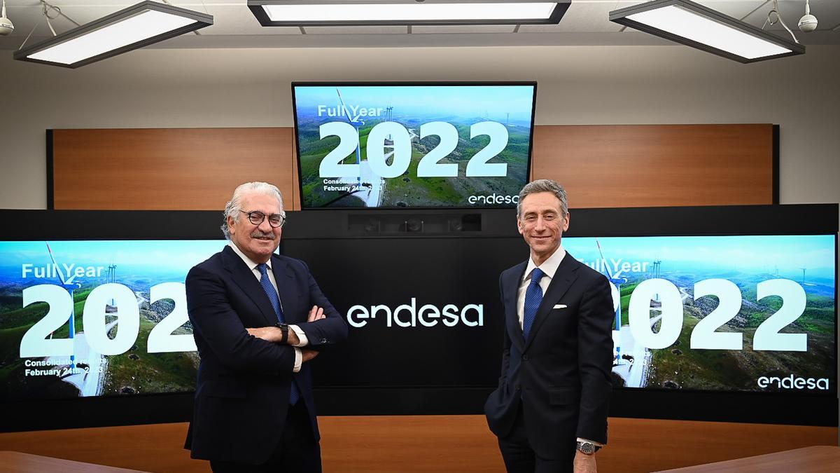 javierjuantur's tweet photo. Los niños tienen que ir al cole con abrigos y millones de familias no pueden encender la calefacción en sus casas, mientras... 
Endesa dispara su beneficio un 77% en 2022, hasta 2.541 mill e Iberdrola gana 4.339 mill, 5º récord de beneficios consecutivo.
https://t.co/yZtofPmrBQ https://t.co/eVIpt4kffS