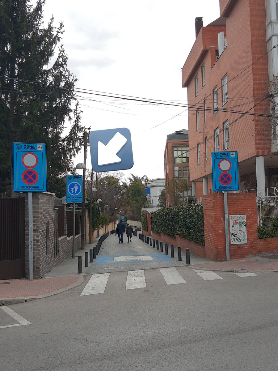 enbicipormadrid's tweet photo. Las zonas peatonalizadas desde 2021, como la calle Misterios de Ciudad Lineal, incorporan señales de desmontar en caso de alta presencia peatonal como existía en la Puerta del Sol. https://t.co/W0PsiQBhpi