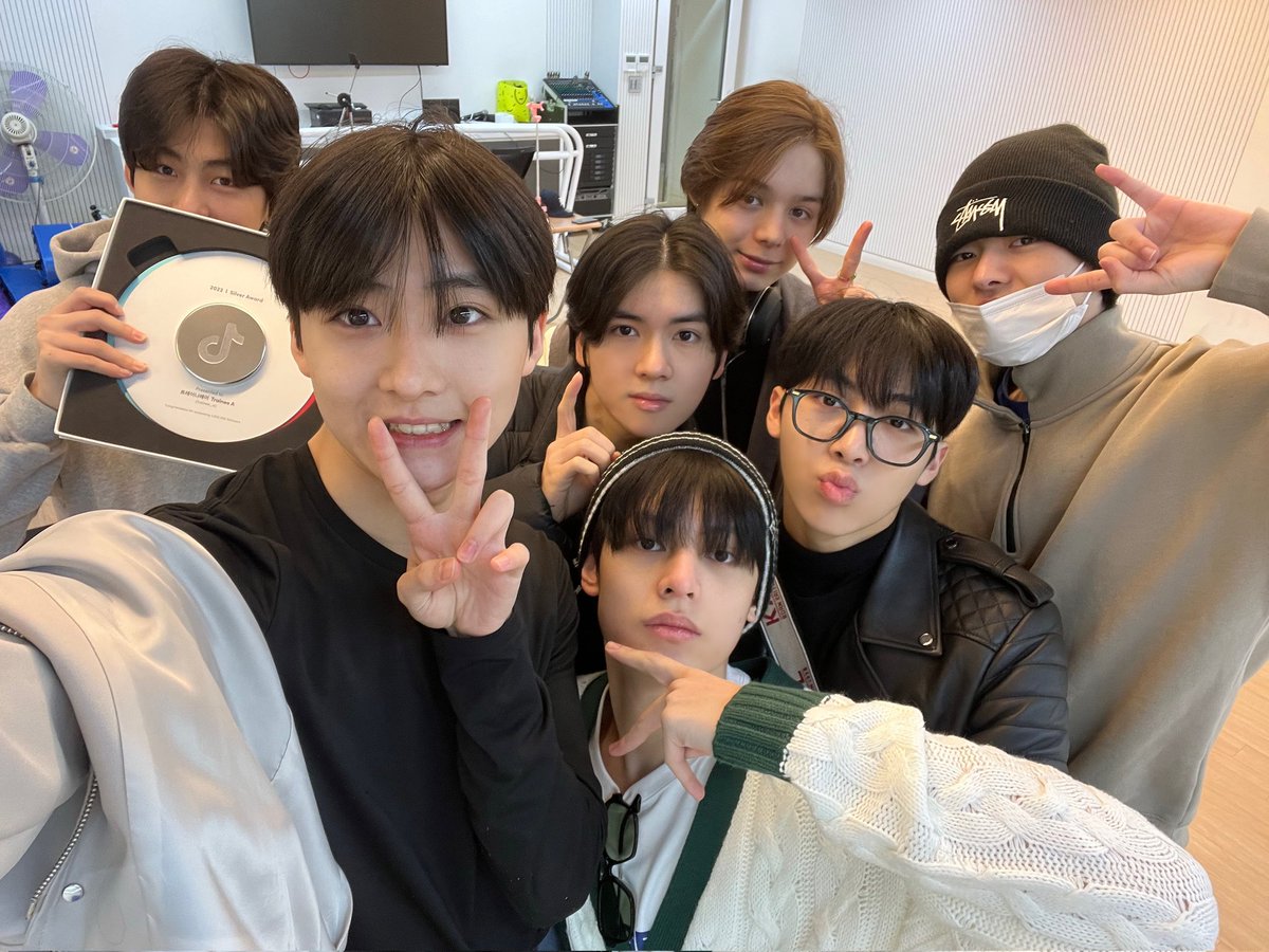 mskrkfs's tweet photo. Я больше никогда так не влюблюсь.
#TraineeA #Yorch #Leo #Sangwon #Woochan #James #JJ #Jihoon https://t.co/DLphoBYaXK