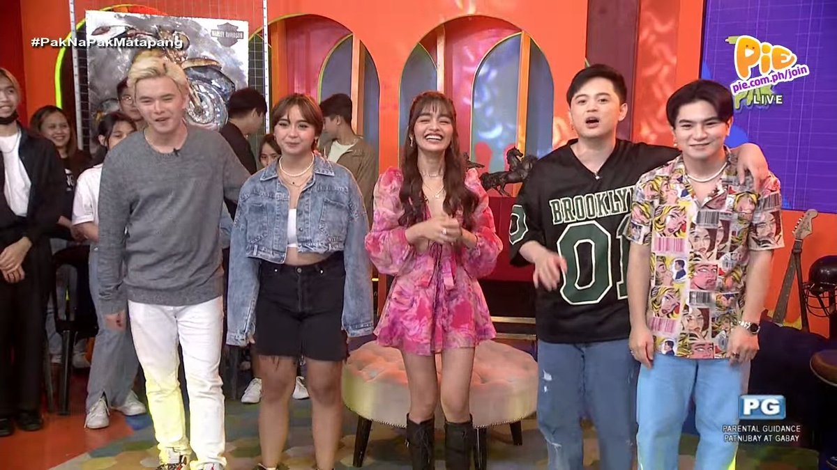 The PAK-kada is complete again on a HALAday as in "Hala! Holiday pala!" Sheeeshhhh! At dahil nagbabalik si <a href="/vivoree/">V</a> today, sya dapat ang iboto para sa Challenge! CHAROT! Ganyan pag #PakNaPakMatapang tayo, ka-VFFs! <a href="/iampieofficial/">PIE Channel</a>