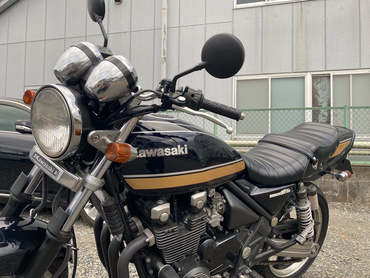 SeatBob's tweet photo. ゼファーχタックロールシートを購入して頂いたお客様から画像が届きました✨
前後ほど良くアンコ抜きした2段のシートでサイドのパイピングがナナメ下に落ちる変形有のデザインでリベットが左右3発づつ、テールには現行ロゴを白文字で入れました😊

03-6423-1360
https://t.co/Edf8BYCLhZ
#zephyrx https://t.co/pROq94rgmU