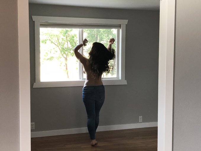 Abandoned houses are the best https://t.co/Y0H7PiephF