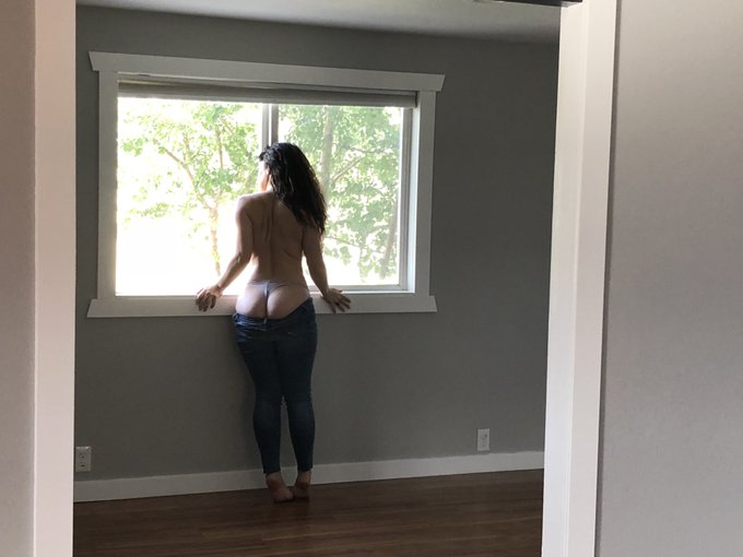 Abandoned houses are the best https://t.co/Y0H7PiephF