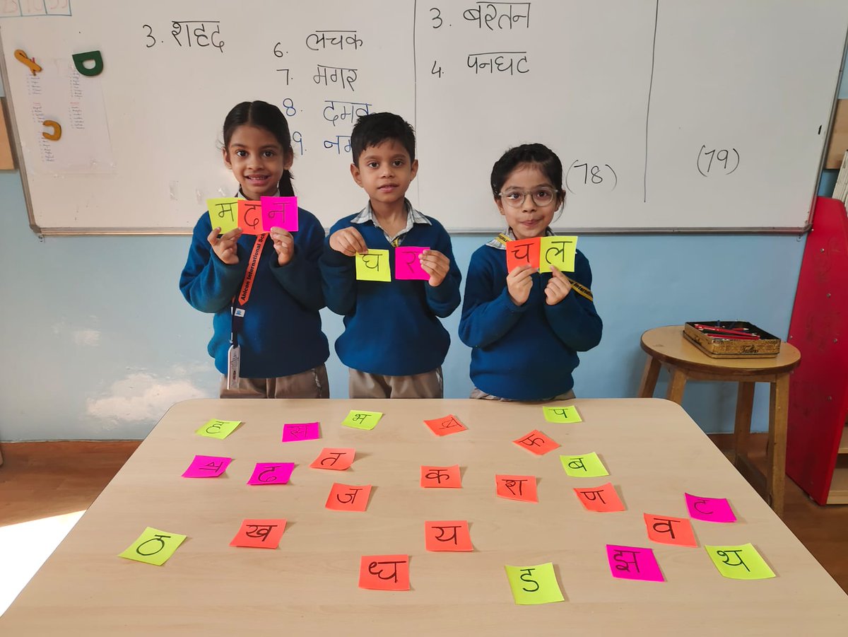 TanuMathur10's tweet photo. हिन्दी पढ़ना बच्चों को बहुत ही अच्छा लगता हैं, हमारे बच्चों ने इस हफ्ते दो और तीन वर्ण वाले शब्दों से वाक्य रचना करना सीखा। @ashokkp @y_sanjay @ShandilyaPooja @PoojaTalwar11 https://t.co/NnGuTNglTL