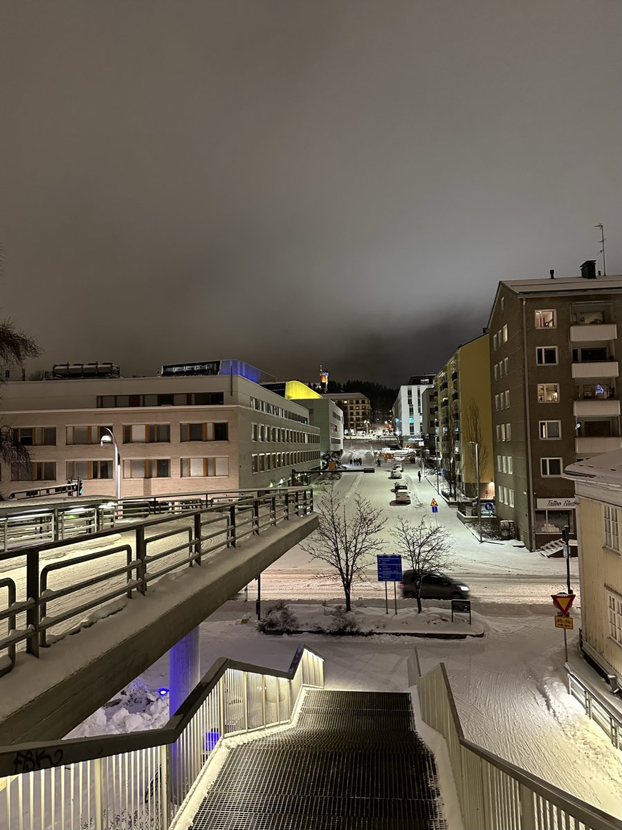 mikakang's tweet photo. @Pai_Pitkanen Eilisillan näkymää Kilpisenkadulta Harjun suuntaan, mistähän tuo sun kuva on otettu? https://t.co/vJYwF3JuSm