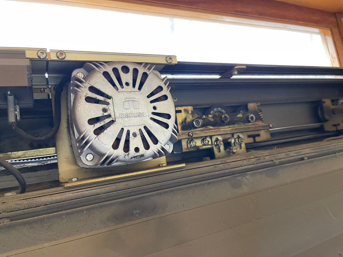 persiauto's tweet photo. Ya está disponible nuestro nuevo servicio para la reparación de la puerta automática de vidrio MANUSA. Ofrecemos sustitución de cinta dentada, acoplamiento y sensores. ¡Todo en un mismo lugar! 🔩 ¡No pierdas más tiempo tratando de arreglar tu puerta automática por ti mismo! https://t.co/VkM4aKem8c