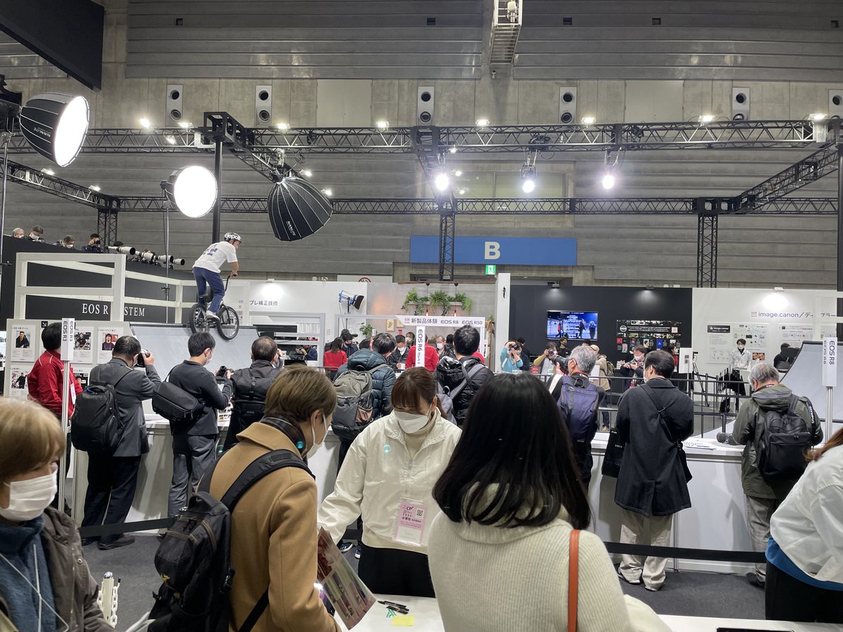Une affluence impressionnante depuis 2 jours au salon de la photo japonais <a href="/cpplusjp/">CP＋(シーピープラス)</a>. Tous masqués mais libres de se saisir des tous derniers appareils hybrides 📷 et de leurs objectifs incroyables !