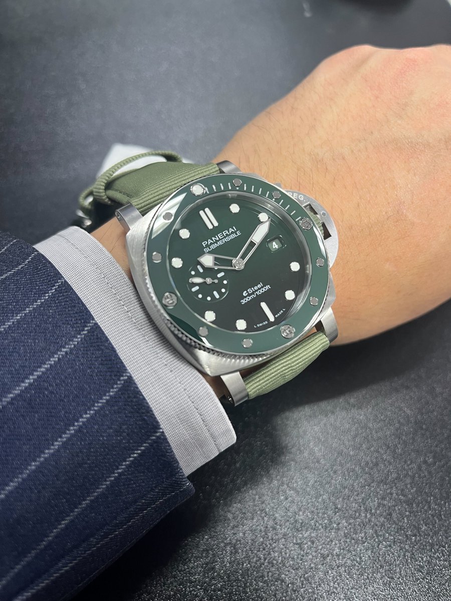 houseki_hiroba's tweet photo. リサイクル合金 #eSteel を使用したブティック限定 2022年モデル!
イタリア語でエメラルドグリーンを意味する"Verde Smeraldo"と名乗る通り、つやつやのグリーンがキレイな時計です☺️
狙っていた方は是非!
eSteelについてはコチラも⏬
https://t.co/07z5ZB9ZVH
#販売前に激写 #パネライ #PANERAI https://t.co/oY9607lSsn