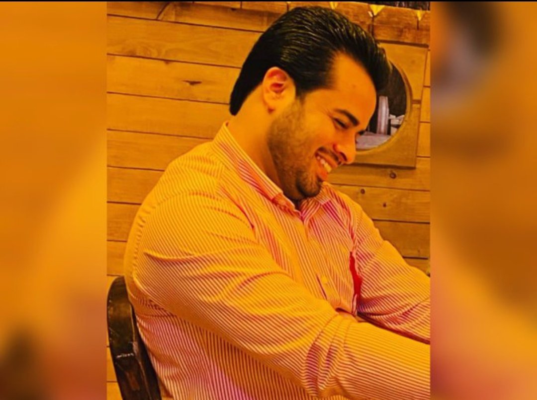 iwont_forget's tweet photo. پروفایل #ابراهيم_ریگی در واتس اپ(سمت چپ) 
ابراهیم ریگی رو دیروز اونقدر تو کلانتری ۱۲ کتک زدن که جون خودش رو از دست داد https://t.co/oiEAWc4LpC