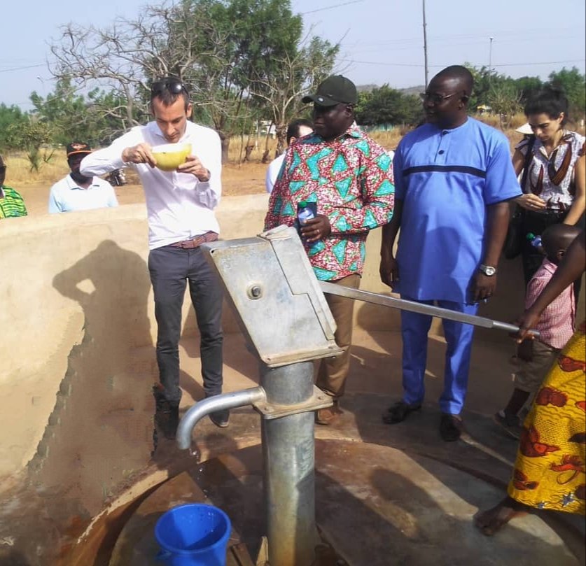 eau_tg's tweet photo. Eau potable et assainissement: PASSCO 2

Visite des ouvrages dans la préfecture de Tandjoaré par Monsieur l'Ambassadeur de France au Togo, S.E.M Augustin #FAVEREAU et de Mme la Directrice de l'#AFD en présence du Préfet de Tandjoaré. 1/2

@CommunicationTg
@AFD_France
@denyigban https://t.co/jEfe53FapJ