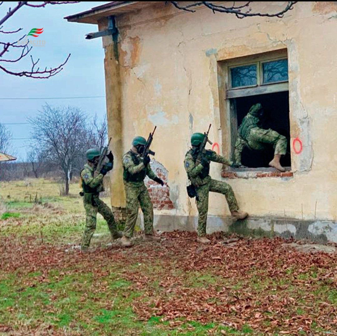 Exercito_pt's tweet photo. Militares do Exército Português🇵🇹 realizaram sessão de treino operacional de combate em áreas urbanas na Roménia🇹🇩 com recurso à utilização de sistemas aéreos não tripulados. ➡️https://t.co/qhg7M8LDWR
#ExércitoPortuguês #DefesaNacional #2FNDROU #NATO #WeAreNATO #StrongerTogether https://t.co/Ia2A86FT2F