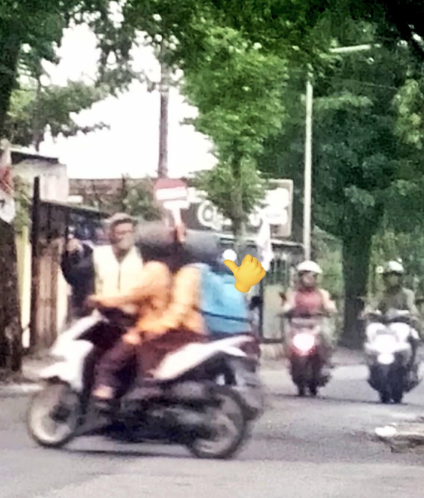Niatnya ngepaparazzi crush , tapi ketauan Mulu
