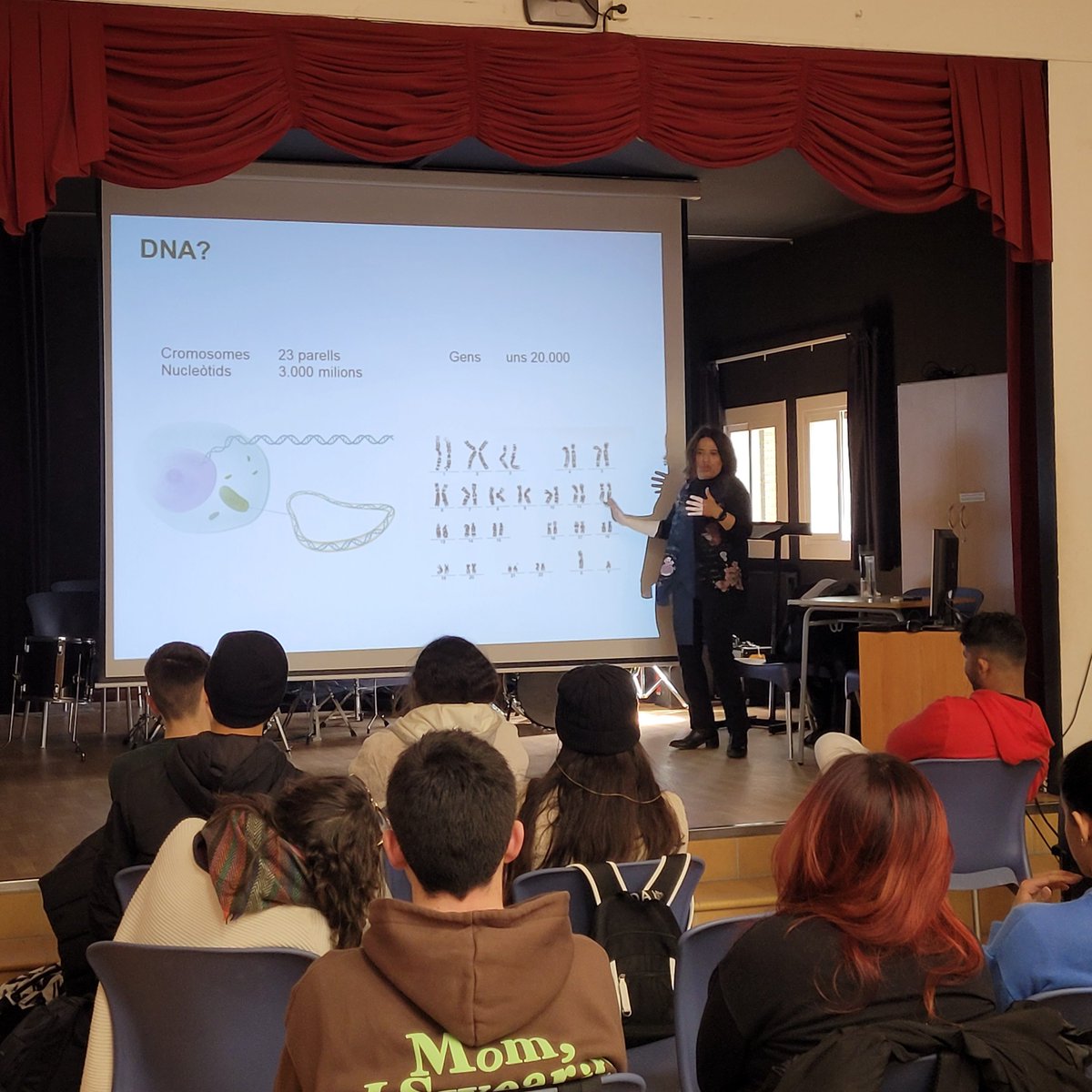 Gràcies, Elena per ajudar-nos a fomentar l'interès per la ciència fent aquesta xerrada als i les estudiants de l'<a href="/INSJoanSalvat/">INS Joan Salvat i Papasseit</a>! 🙌🏽🔬👩🏽‍🔬

Així la genètica i l'evolució s'entenen molt millor! 🧬🐒😉