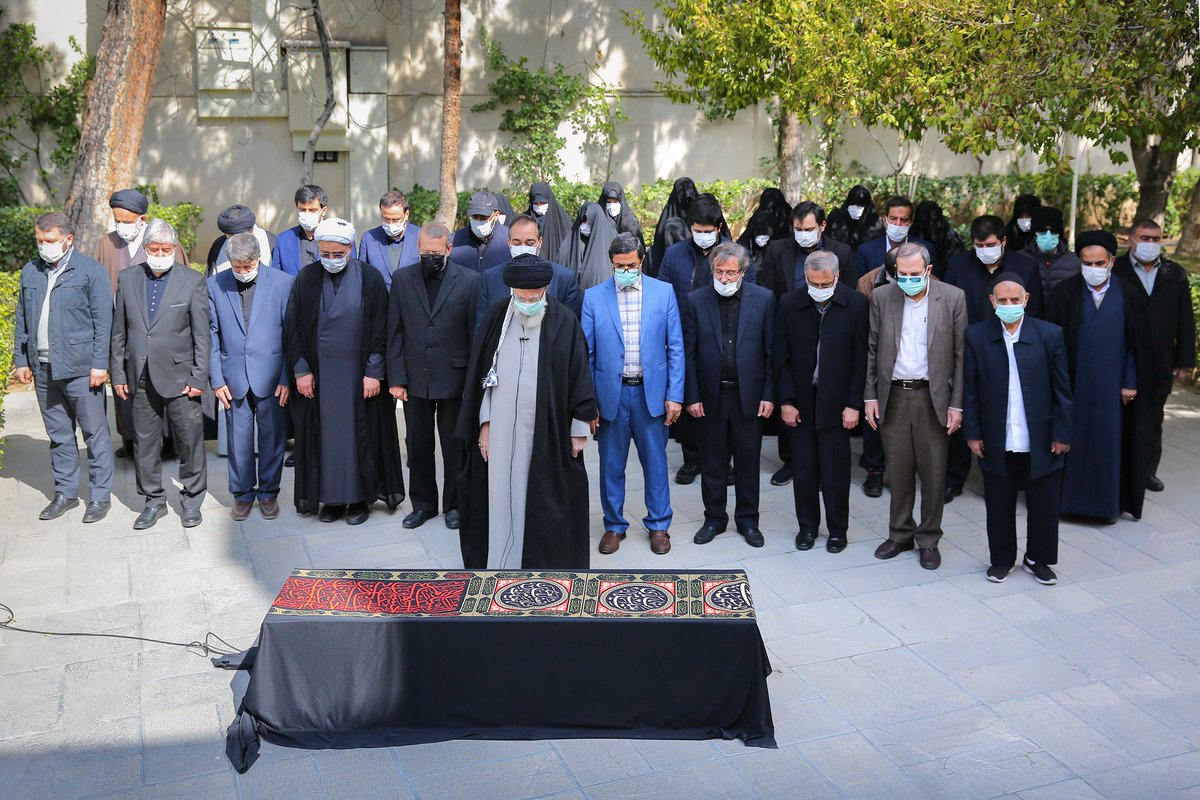 Khamenei_fa's tweet photo. حضرت آیت‌الله خامنه‌ای پیش از ظهر امروز (جمعه) با حضور در کنار پیکر سرکار خانم اعظم (عالیه) روحانی، همسر شهید آیت‌الله مرتضی مطهری ضمن قرائت فاتحه، بر پیکر آن همراه و یار استاد مطهری نماز اقامه کردند. در این مراسم جمعی از اعضای خانواده و بستگان شهید مطهری نیز حضور داشتند. https://t.co/6MDmEnfO1t