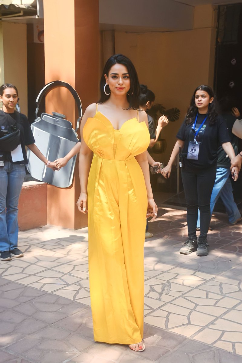 soundarya_20's tweet photo. Where’s my sunflower? 🌻
.
.
#SoundaryaSharma #SoundaryaSquad #SquadSoundarya #Dimpledoll https://t.co/VKeY5ADwA6