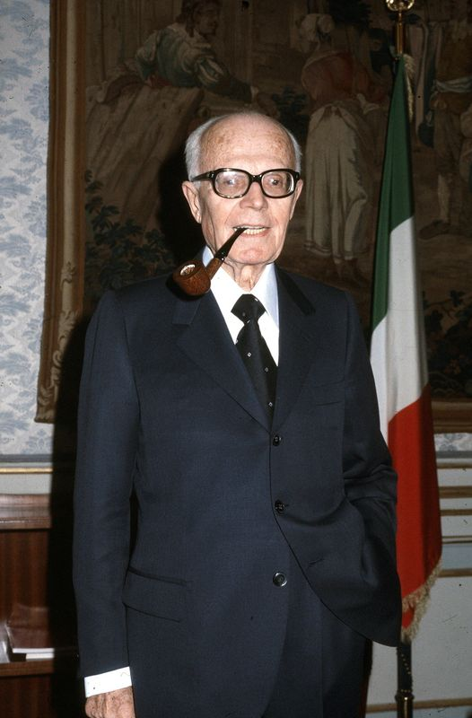 “Il fascismo per me non può essere considerato una fede politica, il fascismo è l'antitesi di tutte le fedi politiche, perché opprime le fedi altrui.”

Il #24febbraio di 33 anni fa moriva Sandro Pertini, partigiano e antifascista, nel vero senso della parola.