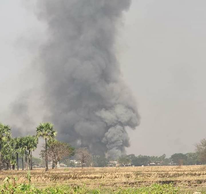 In Sagaing's Yinmarbin tsp, junta troops raided TarWa village by firing their guns on Feb23, & torched the village & stole people's belongings on Feb24. During their raid in AhHtetNgarNan village on Feb22, a local woman was killed. #2023Feb24Coup #WhatsHappeningInMyanmar