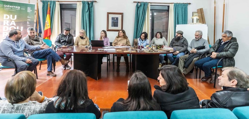 FundacionSMLRPH's tweet photo. Un encuentro muy enriquecedor en el que pudimos conocer de primera mano la #experiencia de distintos #artesanos, #ganaderos y #productores de este territorio fronterizo. 🐑🧀🐝🥰
#GRACIAS!!  https://t.co/NdhR3bejCa https://t.co/7I62h7VCbV