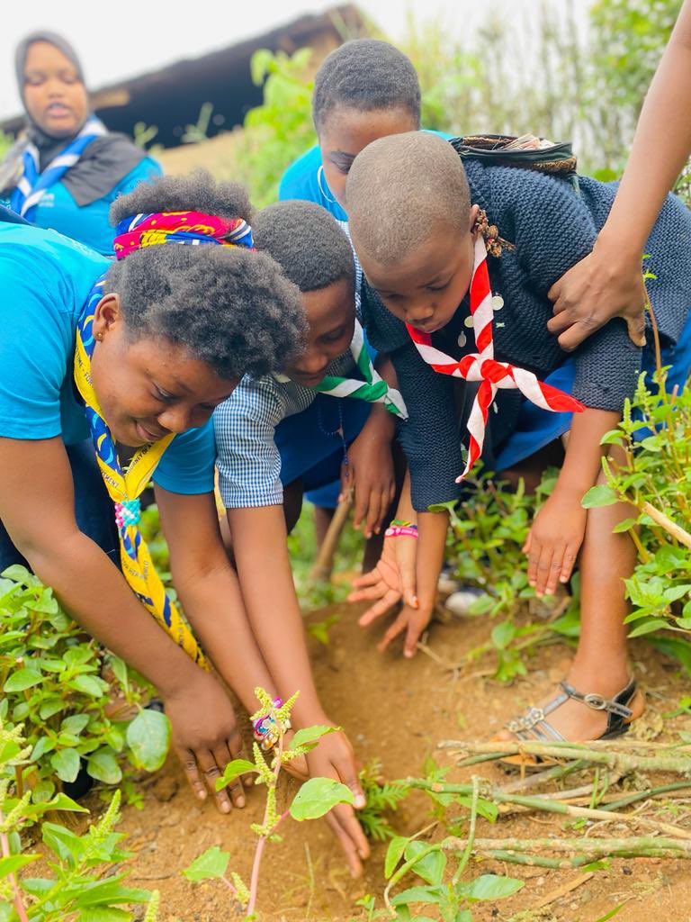 guidesrwanda's tweet photo. @guidesrwanda organised a walk to raise awareness on issues related to climate change and possible solution towards them in Bugesera District. #OurWorld #OurPeacefulFuture https://t.co/lCP3ZFA07c