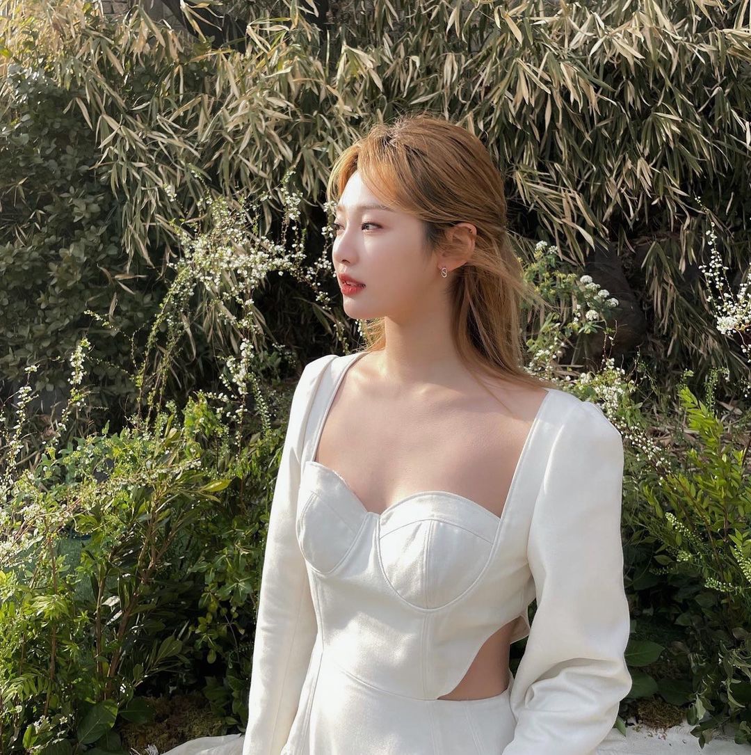 เพนนีมาเป็นช่างแต่งหน้าให้นีน่า รวมถึงร่วมงานริมทะเลสาบ

แม้เธอเพิ่งรู้จักพวกเขาทั้งคู่ได้ไม่นาน ก็อยากช่วย..แม้จะเพียงเล็กน้อย ให้วันสำคัญของผู้หญิงคนหนึ่งกับคนรักออกมาดีที่สุด

ไม่มีคำว่าสายไปเมื่อโอกาสมาถึง

เธอแสดงความยินดีกับทั้งคู่ และเฝ้ามองจากไม่ใกล้ไม่ไกล