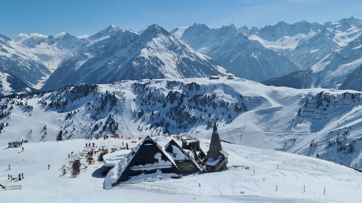 TheBespokeBook's tweet photo. Editor @Adam_Attew visits Mayrhofen and its Mountopolis outdoor adventure world full of delightful skiing and wonderful views of the @zillertal_at https://t.co/vFvLSO6Coi #Alps #Ski #Winter #Austria #Zillertal #Tirol #Mayrhofen #Snow https://t.co/5vS9qBqFN9