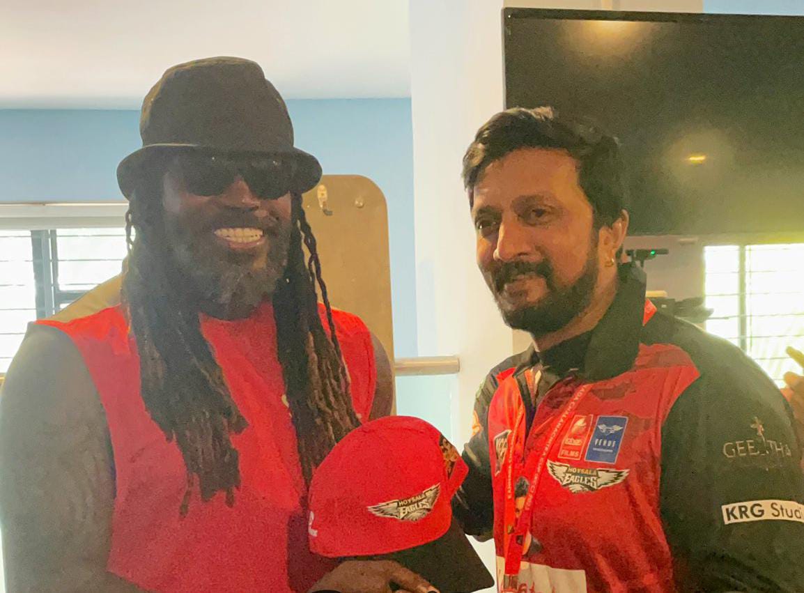 UKDKSFAofficial's tweet photo. KCC begins today ⭐️👍❤️
Best wishes to all teams, bit more support to #HoysalaEagles🏏
#UniversalBoss & #UniversalBiggBoss
Legend’s @henrygayle
@KicchaSudeep together😍.
|| #KicchaSudeep || #KCC ||
#HoysalaEagles 🦅 || #KCCPartlll ||
#ChrisGayle #KicchaBOSS𓃵 https://t.co/fsmYolCSWM