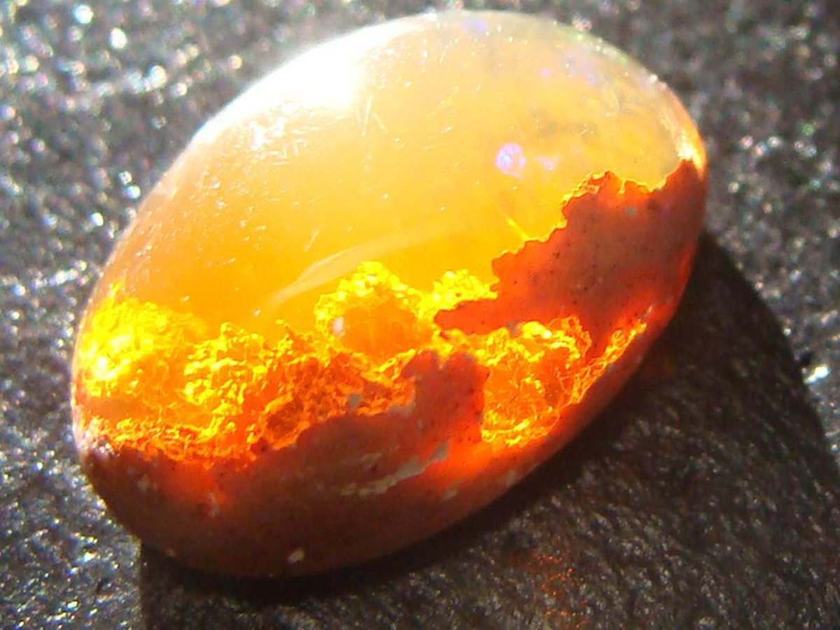 A #FireOpal 🔥 looks like it has clouds inside it or maybe they are #solarflares direct from the #Sun - ϧⲏⲓ - #شمس