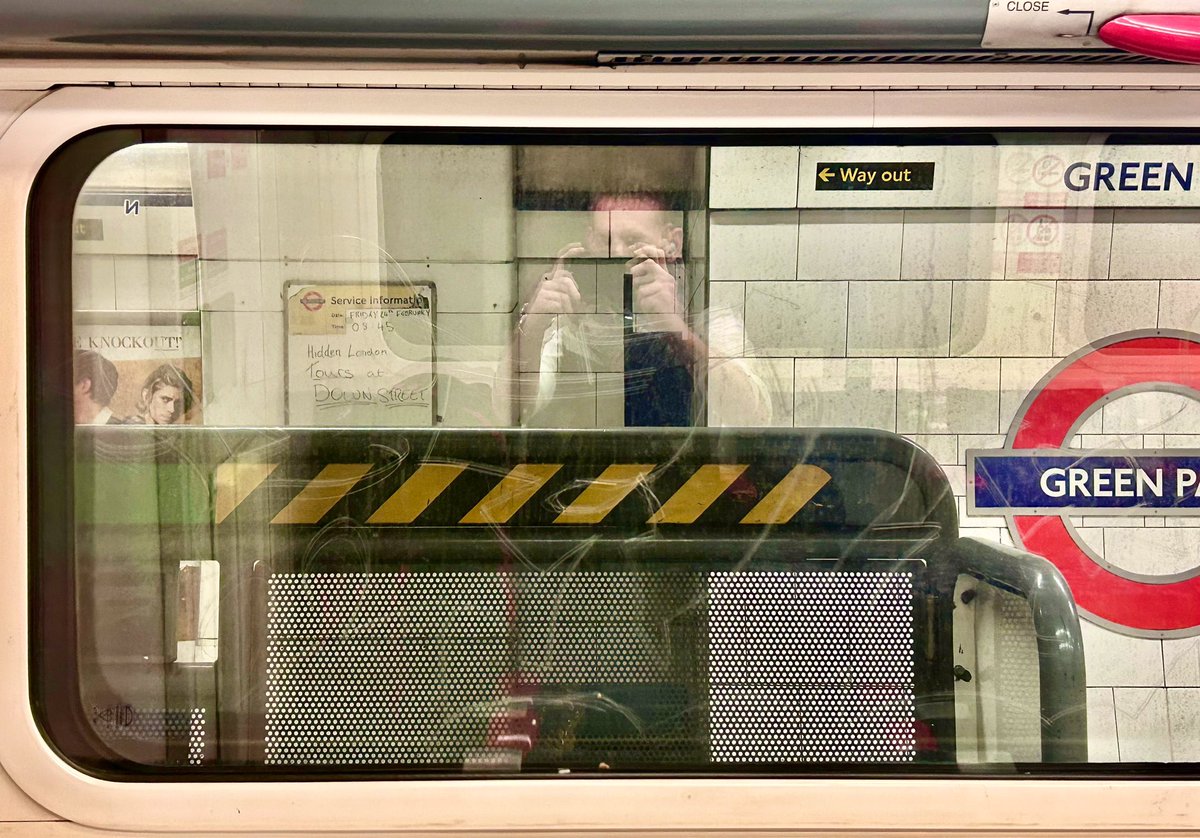 I love that at Green Park tube there’s a little noteboard on Piccadilly platform reminding drivers that just west, at long-disused Down Street station, today #HiddenLondon tours are on: so not to be alarmed by a face or dim light in the usual gloom. #SecretsOfTheLondonUnderground