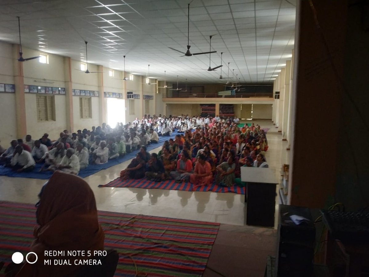 GujAgriDept's tweet photo. સાબરકાંઠાના ખેડબ્રહ્મા અને વડાલી તાલુકામાં લક્ષ્મીપુરા ખાતે ખેડૂત તાલીમ શિબિરમાં 350 ખેડૂત ભાઈબહેનોને બાગાયતી પાકોમાં પ્રાકૃતિક ખેતી, ફળ અને શાકભાજીમાં મૂલ્યવર્ધન, વિવિધ સરકારી સહાયલક્ષી યોજનાઓ વિશે તાલીમ અને માર્ગદર્શન આપવામાં આવ્યાં. https://t.co/AJP1PC8wq2