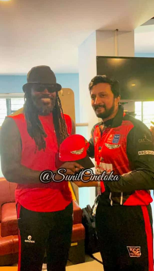BosTeam_Haveri's tweet photo. KCC begins today ⭐️👍❤️
Best wishes to all teams, bit more support to #HoysalaEagles🏏
#UniversalBoss & #UniversalBiggBoss
Legend’s @henrygayle
@KicchaSudeep together😍.
|| #KicchaSudeep || #KCC ||
#HoysalaEagles 🦅 || #KCCPartlll ||
#ChrisGayle #KicchaBOSS𓃵 https://t.co/BDiKnw4bPR