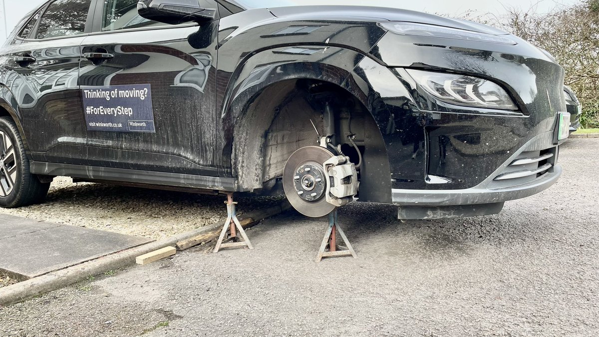 notnarb77's tweet image. Interesting start to the day. 

Puncture/flat tyre🤬
No jacking kit in the car. 🤔
Thankfully I have it all from older car care. 😎
#ModernCarProblems

Todays work appointments will be courtesy of our #VW #Camper 🚐 

Pleased I have biz cover 🤪